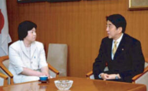 安倍晋三・自民党拉致問題対策本部長に近況報告する曽我ひとみさん
