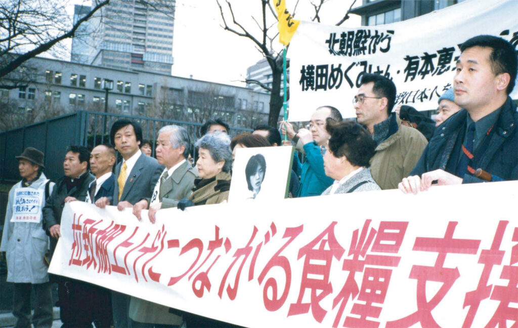 米支援反対座り込み